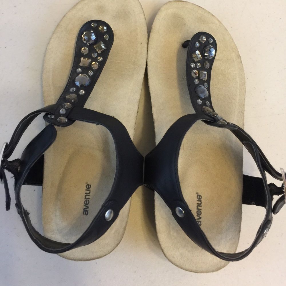 Avenue “Sarah” black thong sandals size 9 wide